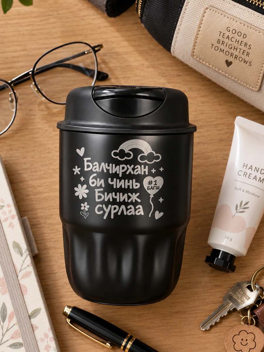 Балчирхан би чинь бичиж сурлаа · Халуун барьдаг аяга